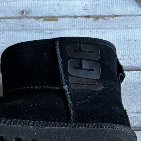 Ugg | kids | class mini boot | plush lining  | black | branded | suede | 5 - Picture 11 of 11